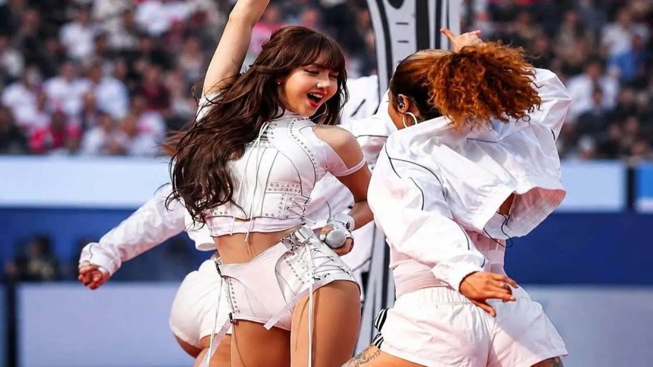 Lisa không hở bạo vẫn bị chê “phản cảm” khi diễn ở lễ khai mạc World Cup