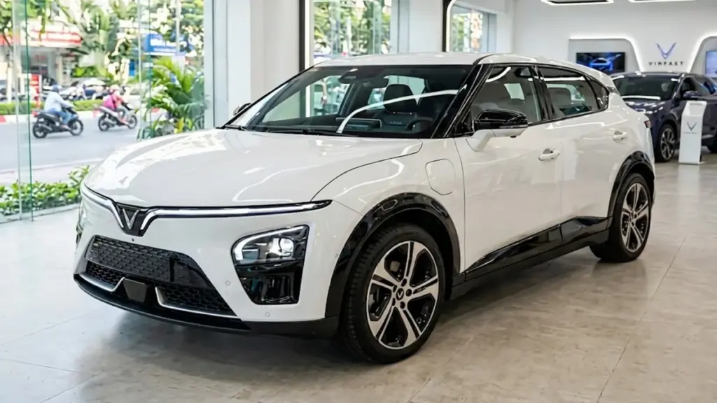 'Lộ diện' xe dễ là VinFast VF 7 đời mới, có thể chia sẻ nhiều điểm chung với VF 8 vừa ra mắt