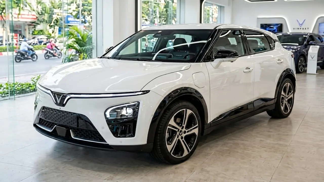 'Lộ diện' xe dễ là VinFast VF 7 đời mới, có thể chia sẻ nhiều điểm chung với VF 8 vừa ra mắt