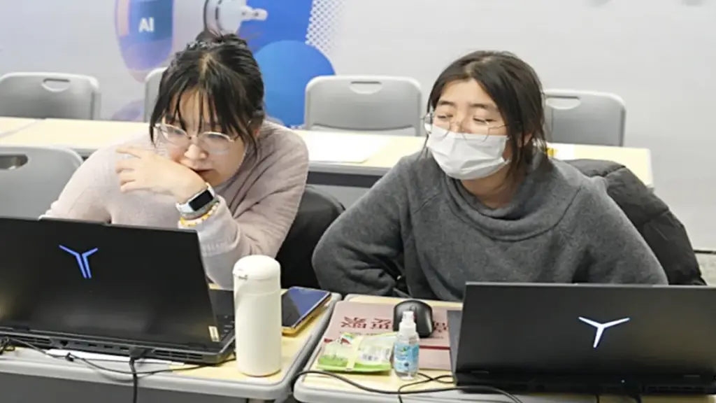Lo thất nghiệp, giới trẻ Trung Quốc chạy đua học AI