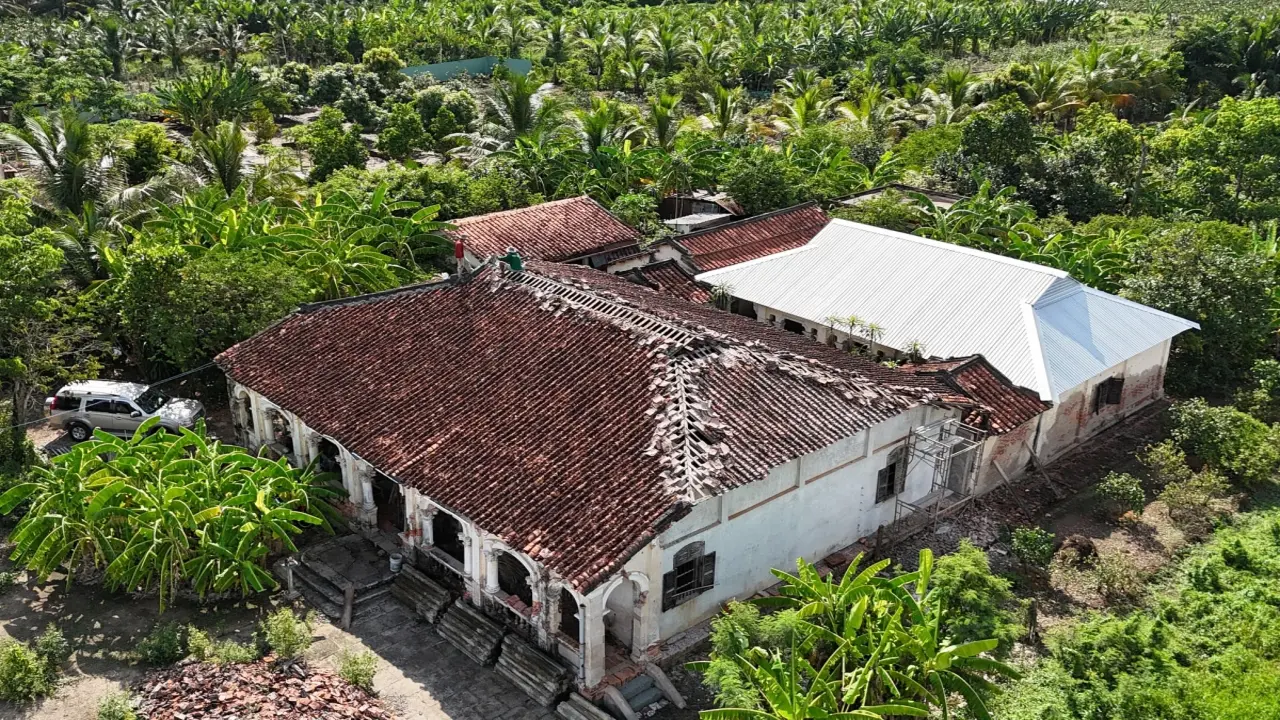 Loạt dinh thự trăm tuổi đổ nát ở miền Tây