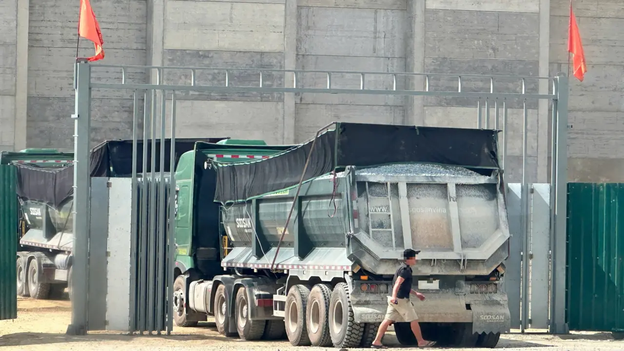 Loạt xe đầu kéo ben hàng chục tấn ngang nhiên chạy vào đường cấm ở Đà Nẵng