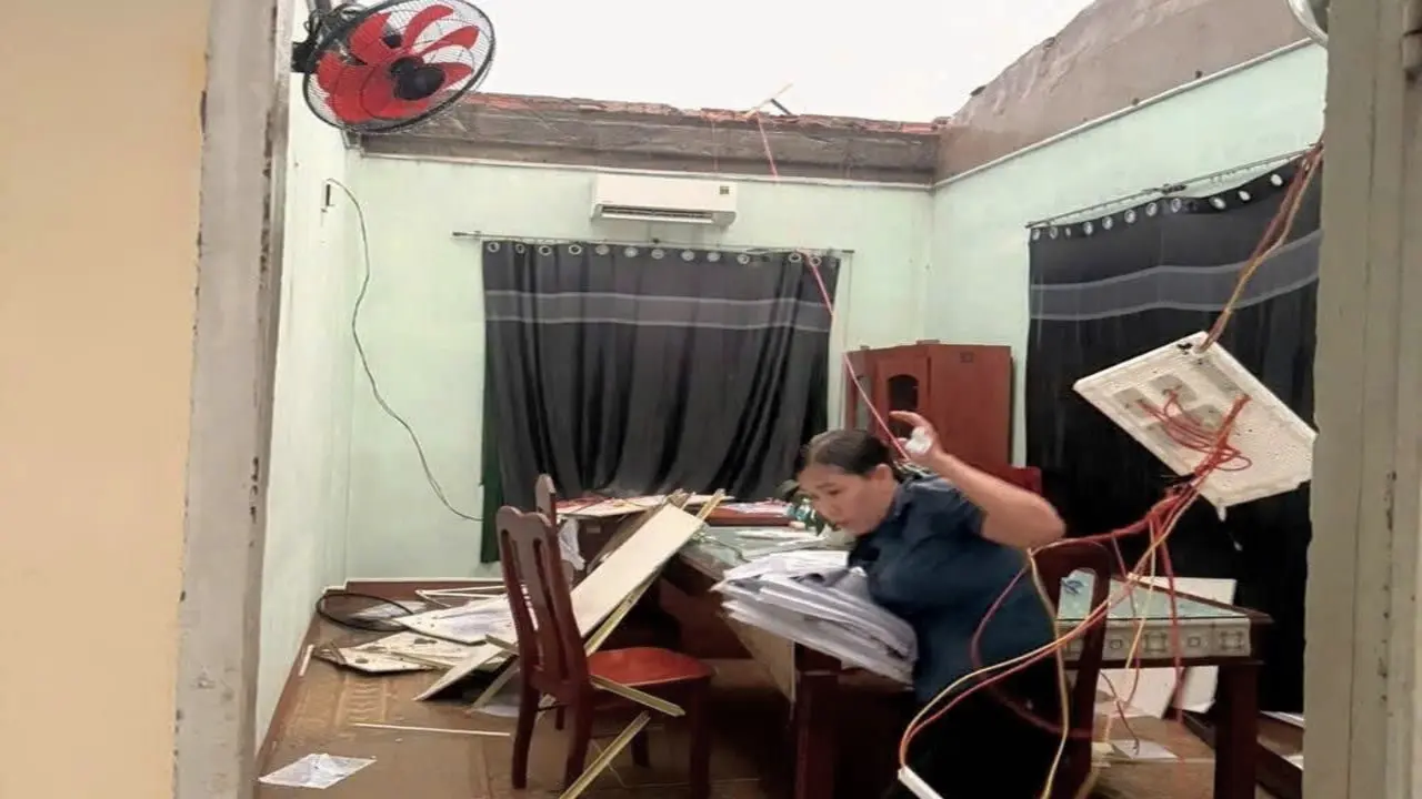 Lốc xoáy làm tốc mái trụ sở phường, hai người bị thương