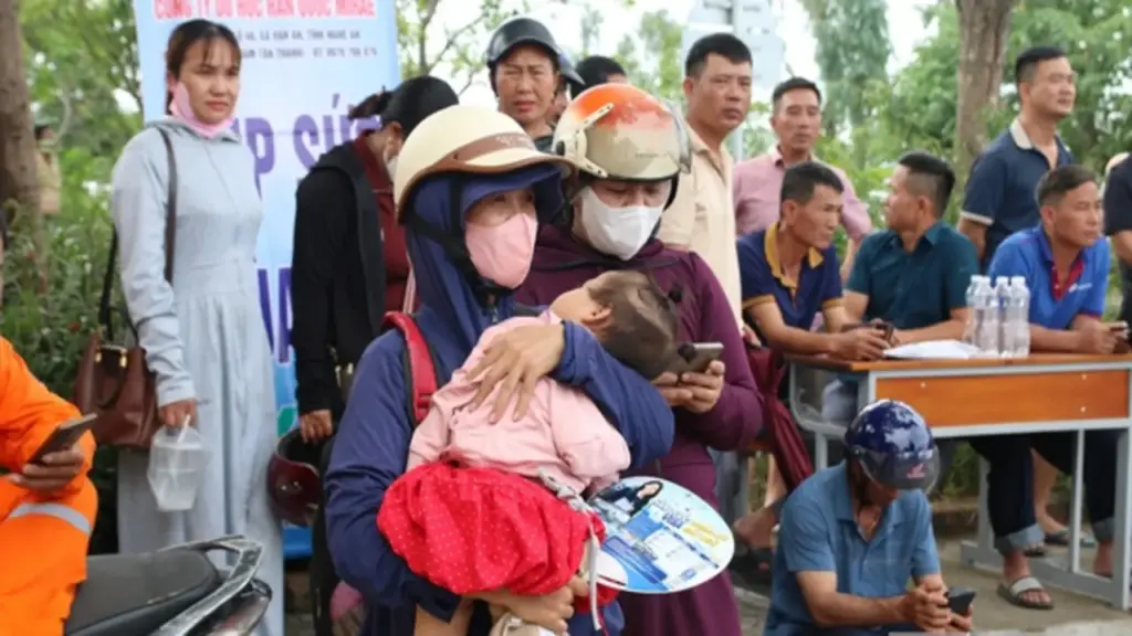 Lời nhắn gửi sau cánh cổng trường thi: Kết quả thế nào cũng được, miễn con nỗ lực hết mình