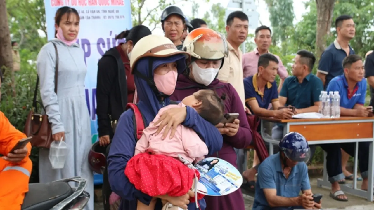 Lời nhắn gửi sau cánh cổng trường thi: Kết quả thế nào cũng được, miễn con nỗ lực hết mình