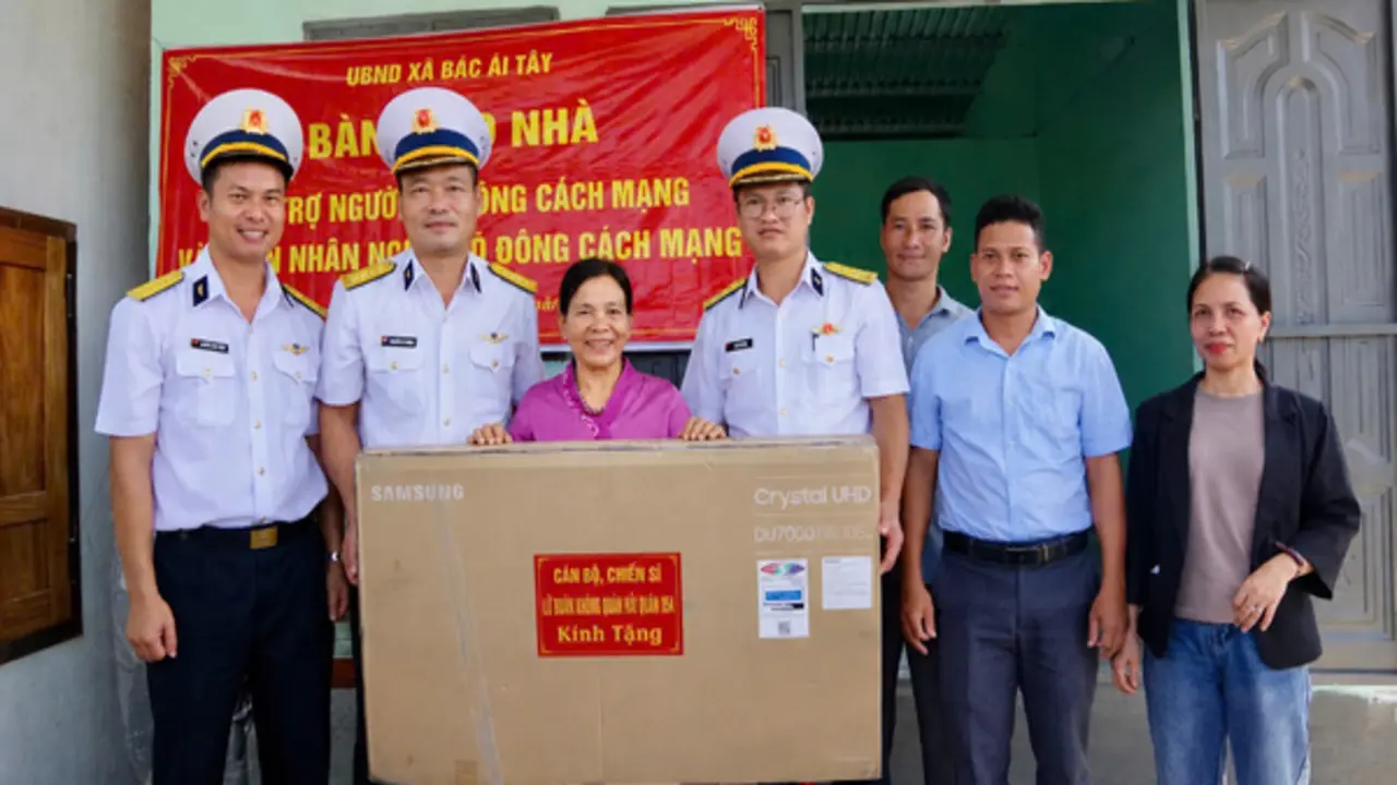 Lữ đoàn 954 Hải quân bàn giao nhà, tặng quà gia đình chính sách ở Khánh Hòa
