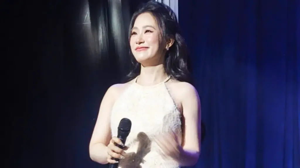 Lương Bích Hữu trẻ trung, khoe giọng hát cao vút