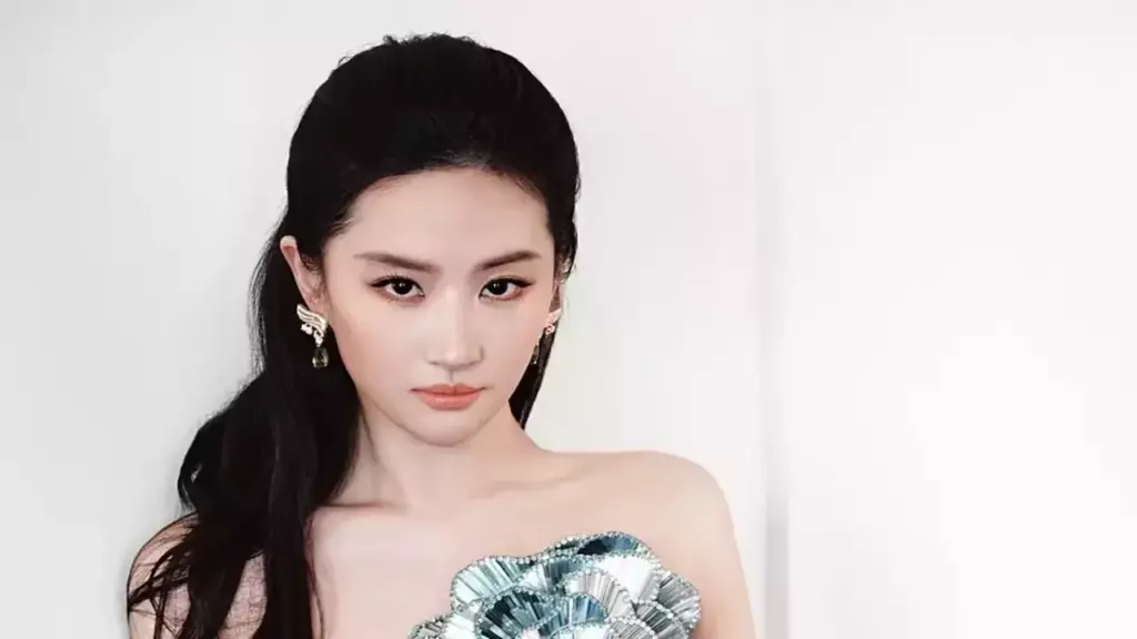 Lưu Diệc Phi diện váy 'bông hồng thủy tinh'