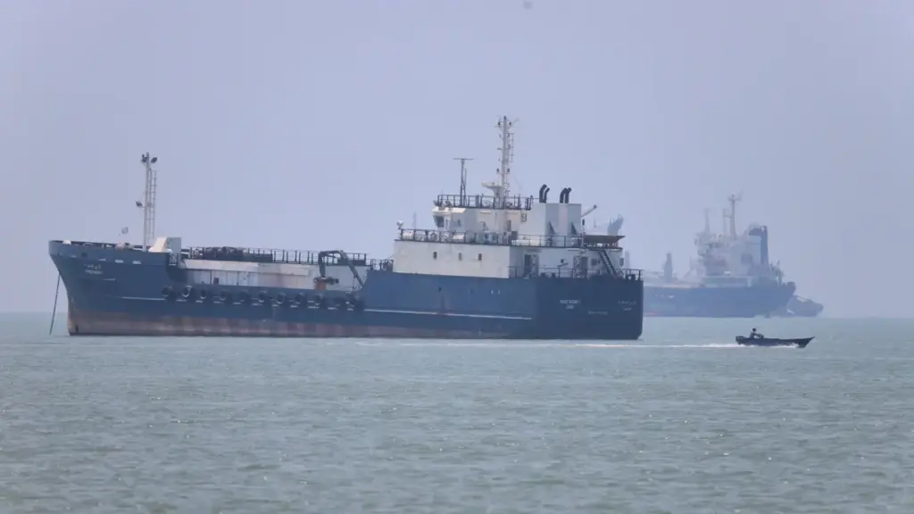 Lưu lượng tàu dầu qua eo biển Hormuz tăng