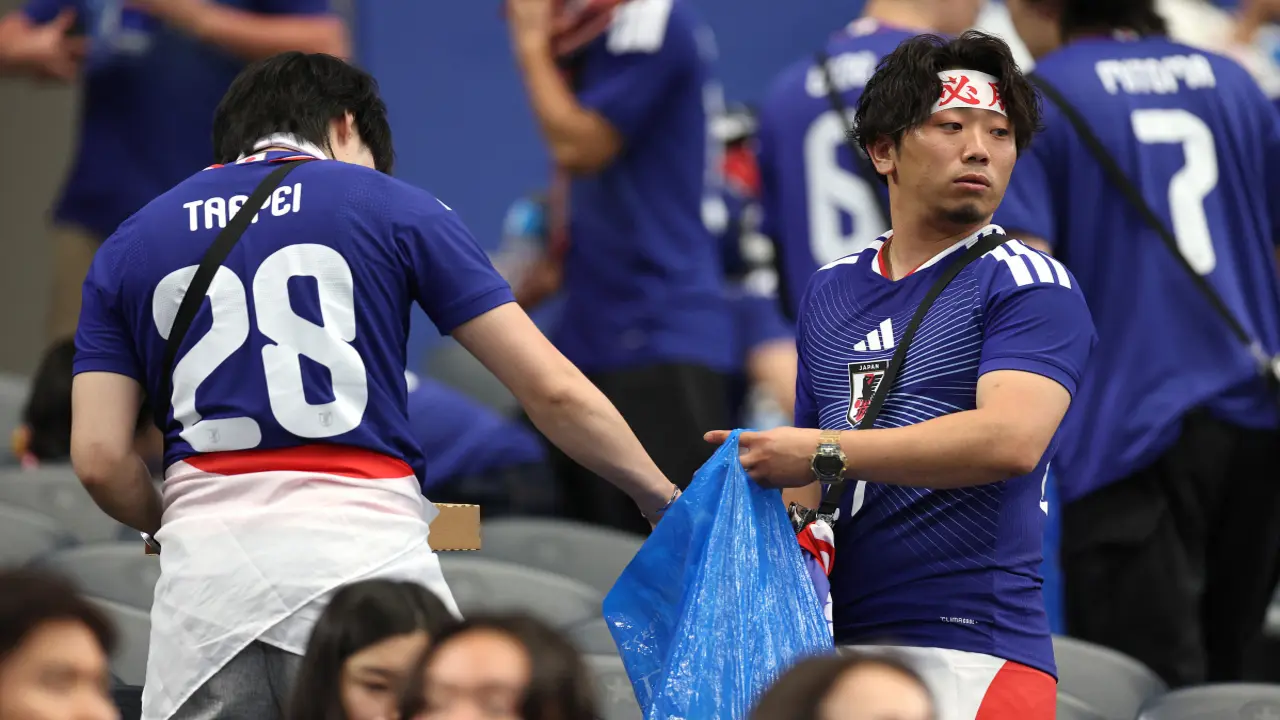 Lý do CĐV Nhật dọn sạch rác sau khi xem World Cup