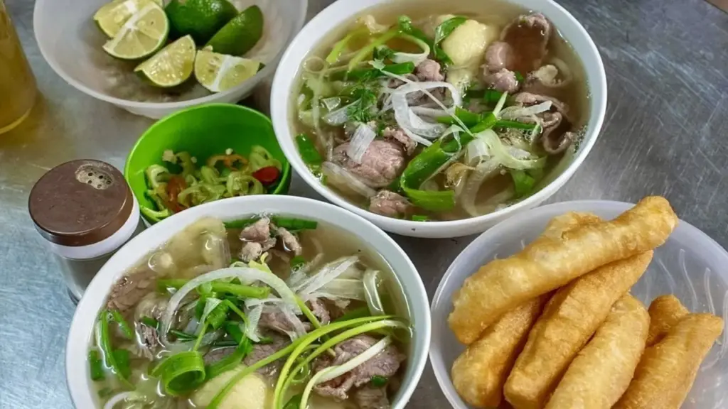 Lý do giá xăng giảm mạnh nhưng bát phở vẫn đứng yên