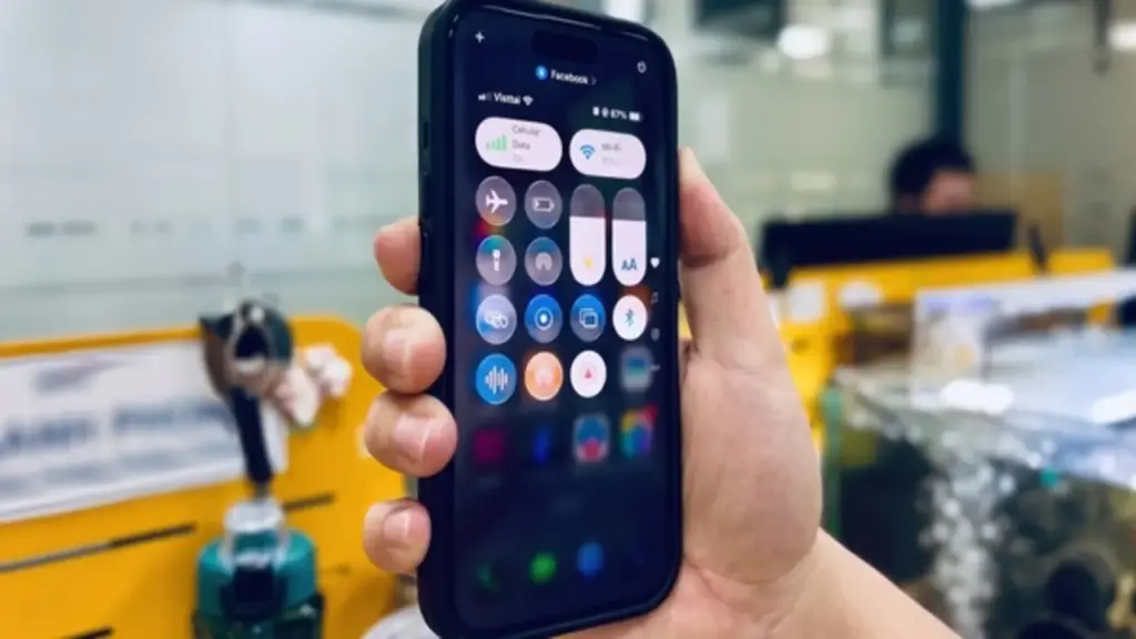 Lý do khiến màn hình iPhone tự động tối sầm đi