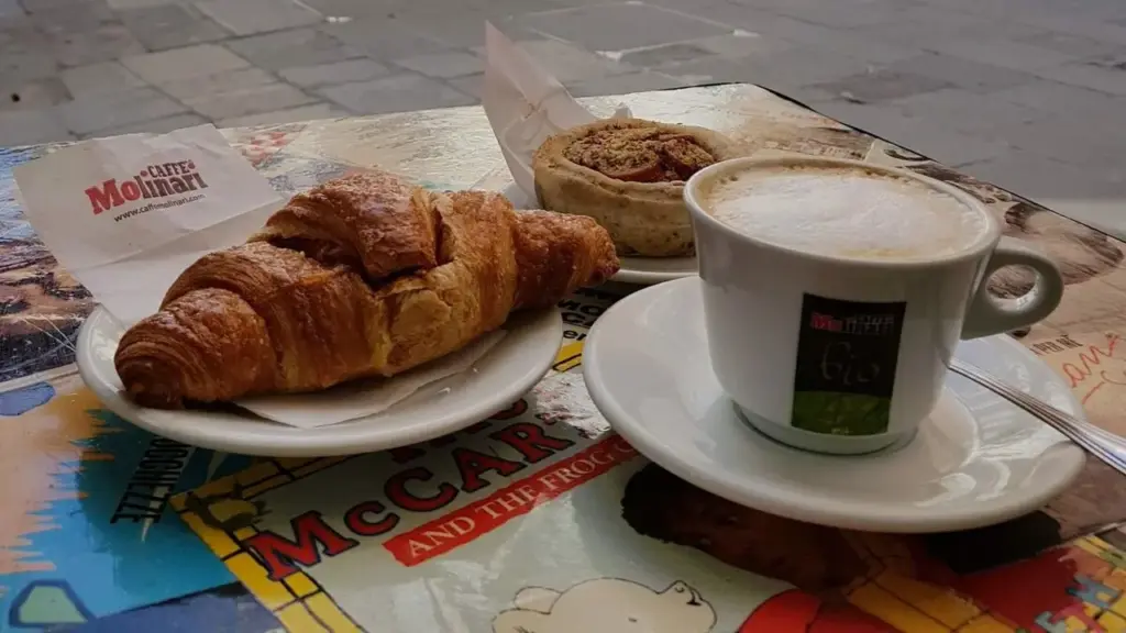 Lý do người Italy không uống cappuccino sau giờ trưa