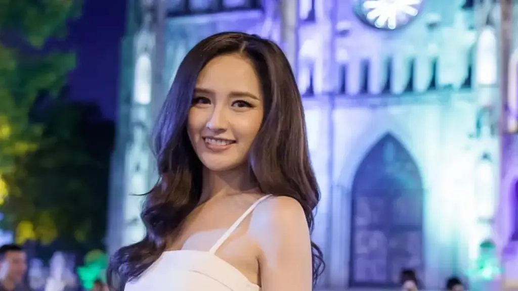 Mai Phương Thúy chuộng mặc hở eo dạo phố