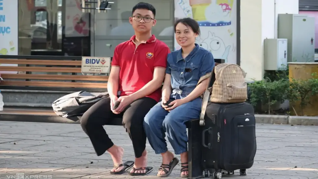 Mang vali, quần áo dự kỳ thi lớp 10 trường chuyên đông nhất cả nước