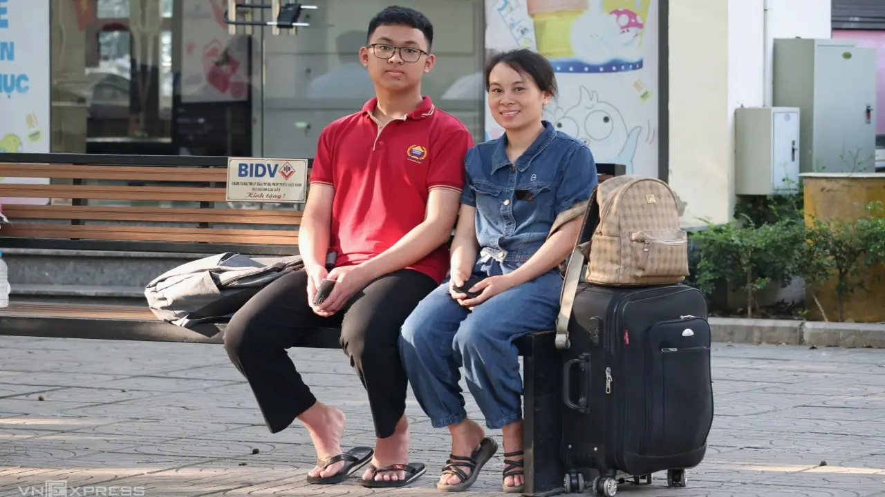 Mang vali, quần áo dự kỳ thi lớp 10 trường chuyên đông nhất cả nước