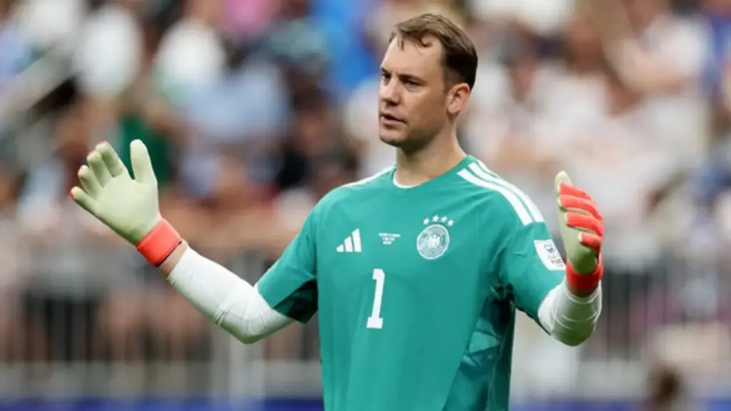 Manuel Neuer vi phạm luật FIFA ngày tái xuất đội tuyển Đức, may mắn thoát án phạt
