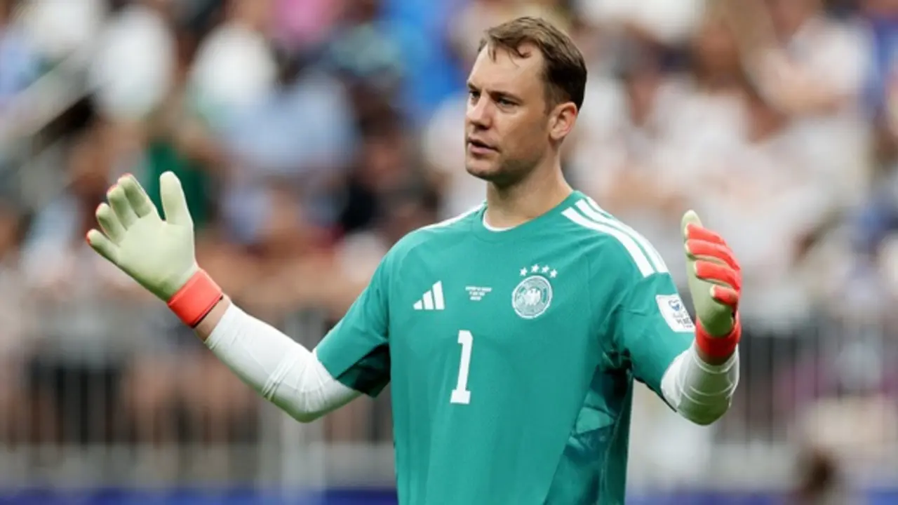 Manuel Neuer vi phạm luật FIFA ngày tái xuất đội tuyển Đức, may mắn thoát án phạt