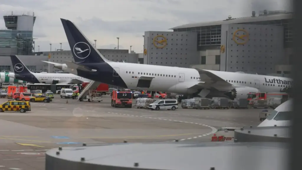 Máy bay Boeing 787 bất ngờ sập càng, một số người bị thương