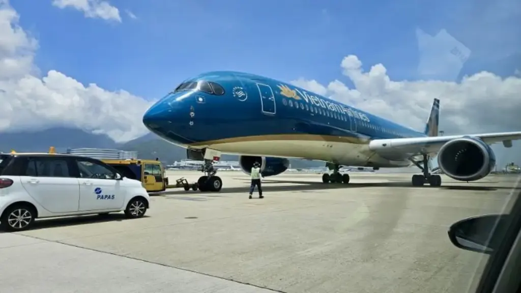 Máy bay Vietnam Airlines hạ cánh khẩn cấp tại Hong Kong để cấp cứu hành khách
