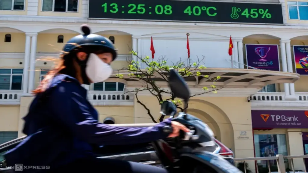 Máy lạnh đẩy nóng ra ngoài ngày Hà Nội 40 độ C