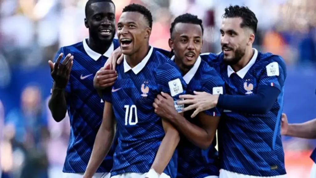 Mbappe giải quyết cuộc tranh luận nảy lửa ‘Messi - Ronaldo, ai giỏi hơn’ bằng câu trả lời gây sốc