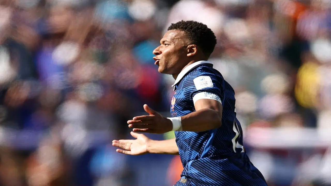 Mbappe thách thức quy luật cơ sinh học trong tuyệt phẩm sút xa