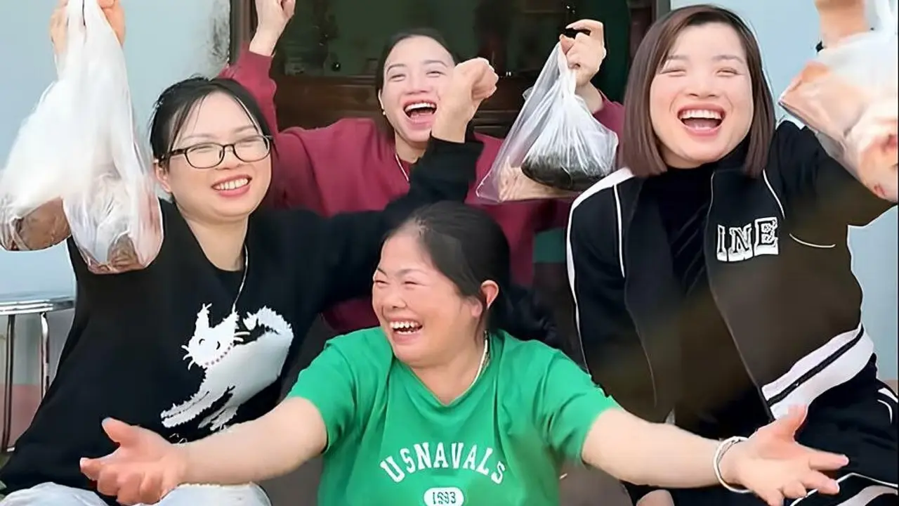 Mẹ kế 30 năm nuôi 4 con chồng