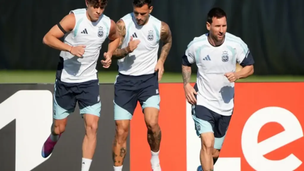 Messi bất ngờ không họp báo trước World Cup 2026, HLV Scaloni nói gì?