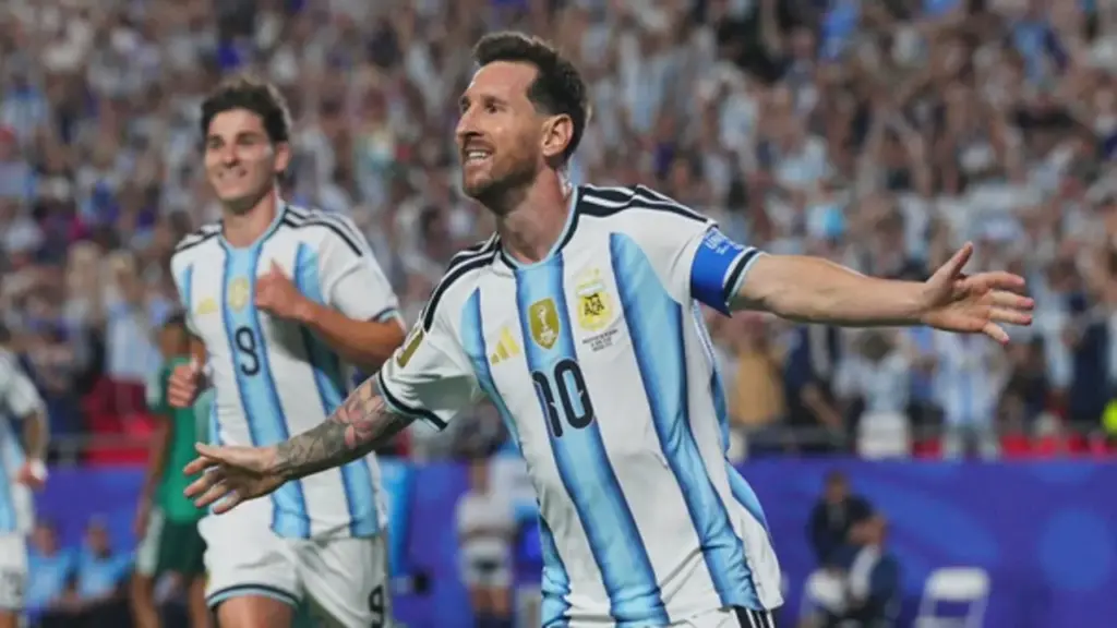 Messi lập siêu phẩm, xô đổ loạt cột mốc lịch sử trong ngày ra quân World Cup