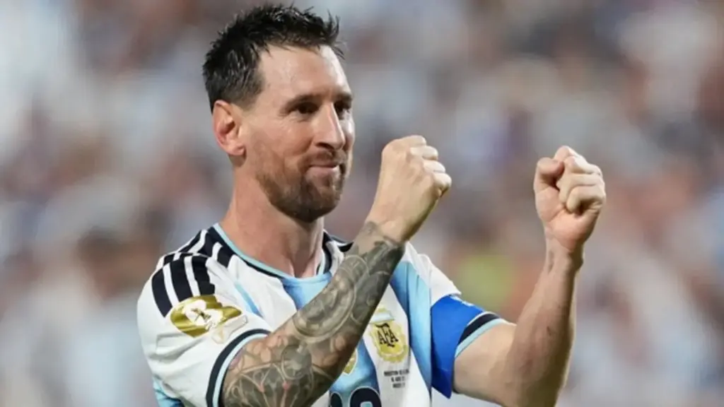 Messi phát biểu cực xúc động sau cú hat-trick lịch sử: Tôi khóc vì...?