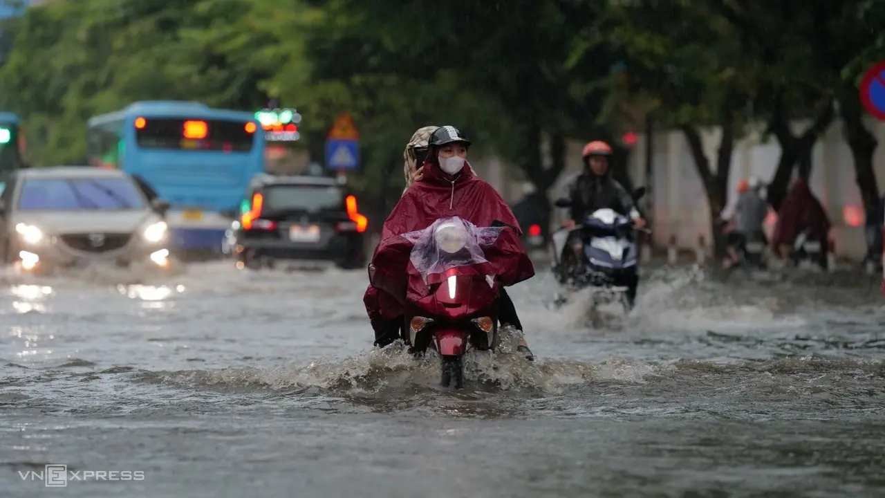 Miền Bắc mưa gần 200 mm, Hà Nội có giông giờ cao điểm