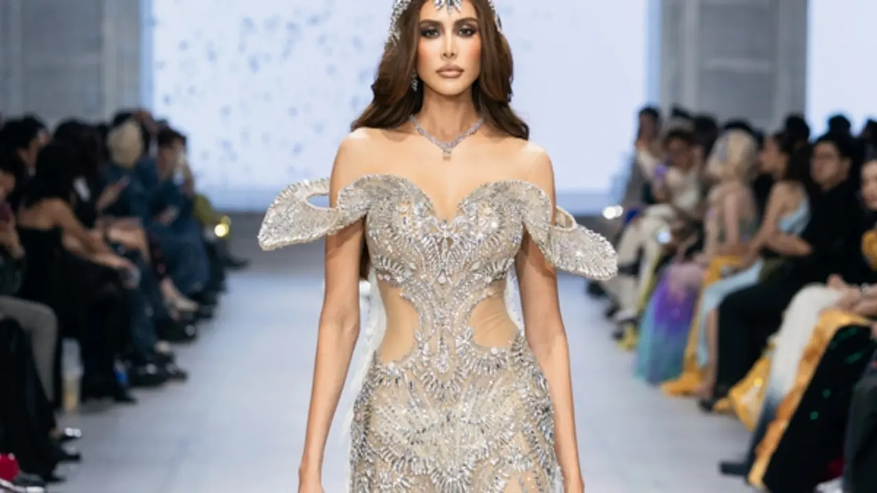 Miss Grand International All Stars diện váy cắt xẻ, làm vedette cho Nguyễn Minh Tuấn