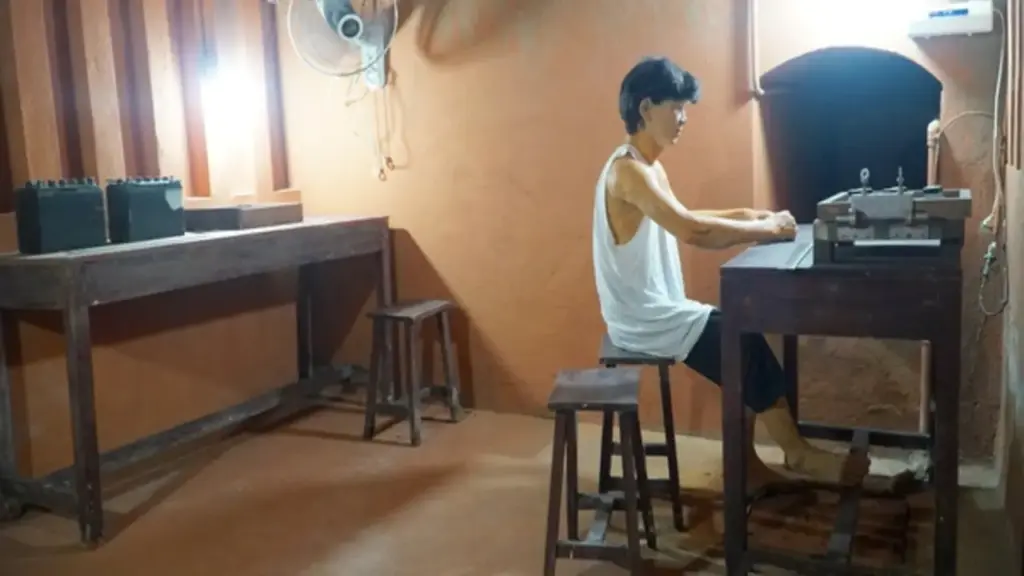 Mở cánh tủ gỗ trong căn nhà ở trung tâm TP.HCM, một hầm bí mật hiện ra