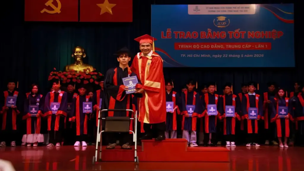 Mồ côi, đôi chân không lành lặn và đam mê thiết kế đồ họa