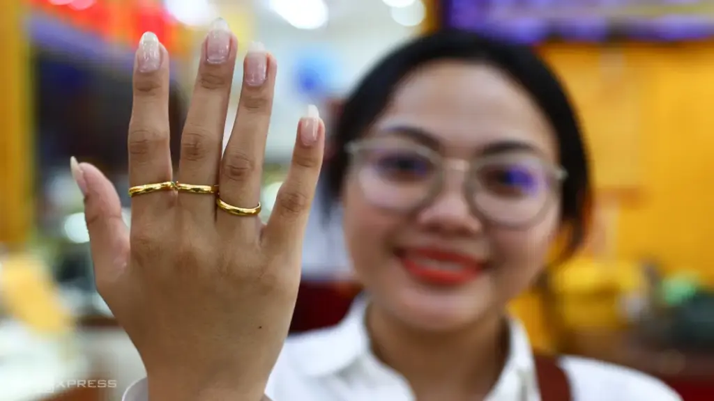 Mỗi lượng vàng đảo chiều tăng 6 triệu đồng