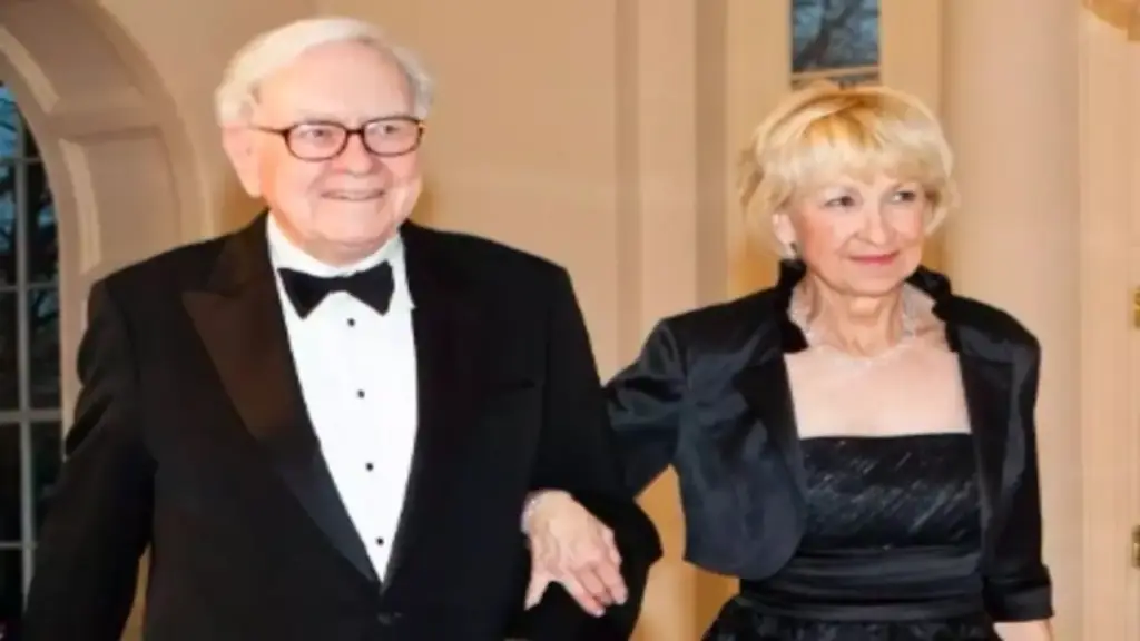 Mối tình tay ba kỳ lạ của tỷ phú Warren Buffett với 2 người vợ