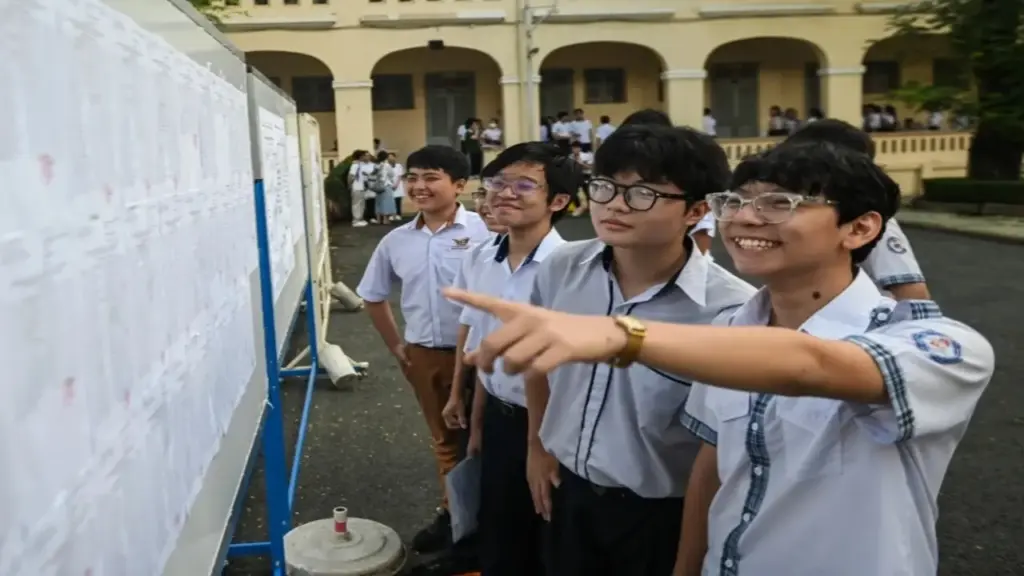 Một lớp chuyên chỉ có 4 học sinh thi đỗ