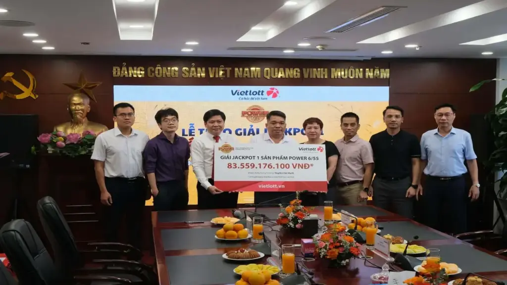 Một người trúng Vietlott 83 tỷ đồng, không đeo mặt nạ nhận giải