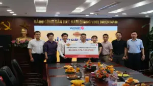 Một người trúng Vietlott 83 tỷ đồng, không đeo mặt nạ nhận giải