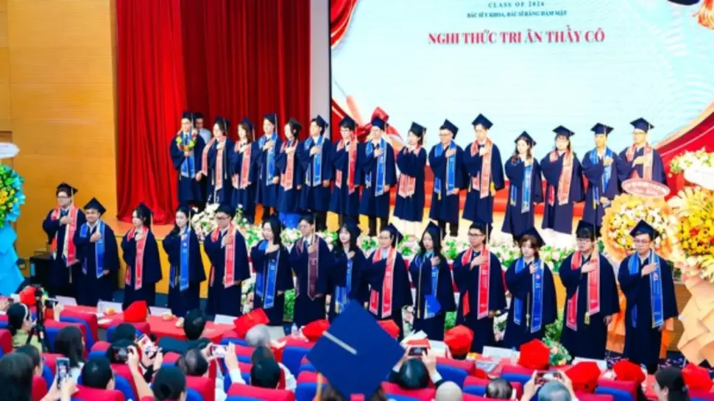 Một trường ĐH trao bằng cho khóa bác sĩ y khoa đầu tiên