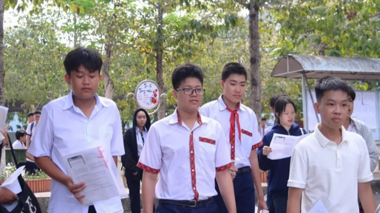 Một trường THPT top đầu có điểm chuẩn vào lớp 10 '3 môn 9 điểm'