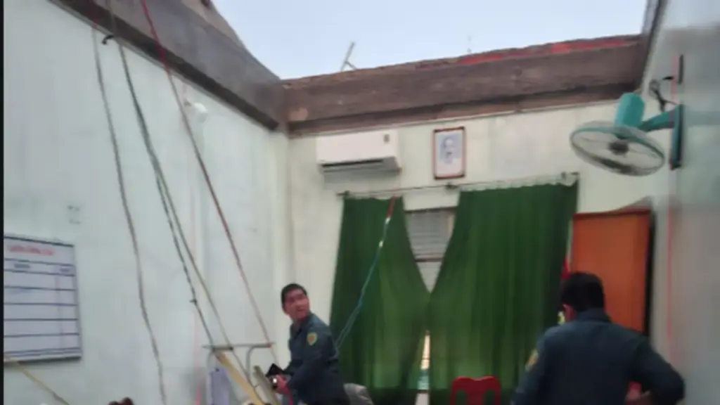 Mưa đá kèm gió giật làm tốc mái tôn UBND phường Hàm Thắng