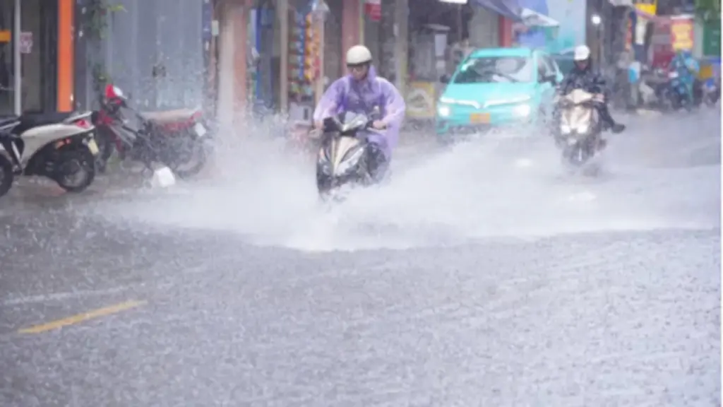 Mưa dông sầm sập từ tối nay, cảnh báo lũ trên các sông thuộc khu vực Bắc Bộ