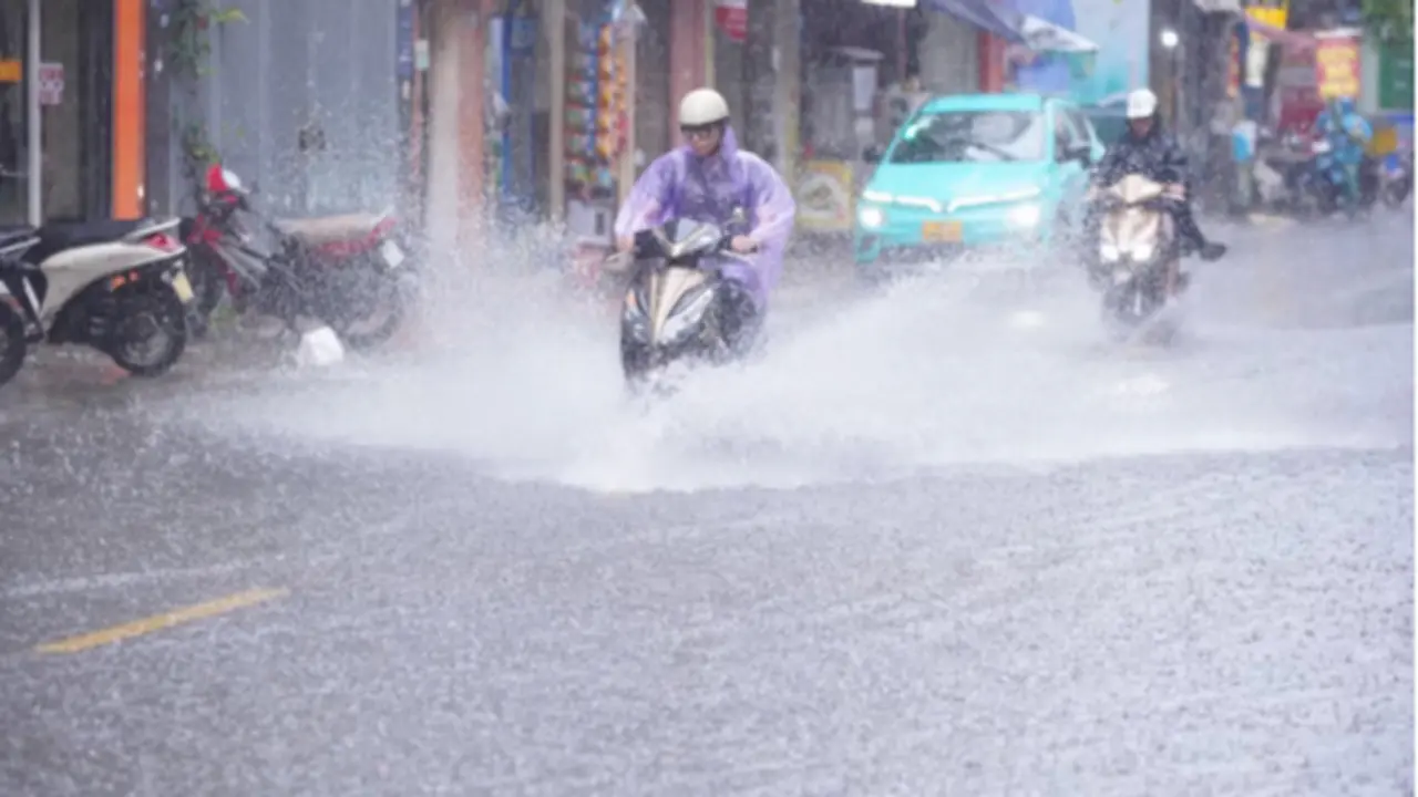 Mưa dông sầm sập từ tối nay, cảnh báo lũ trên các sông thuộc khu vực Bắc Bộ