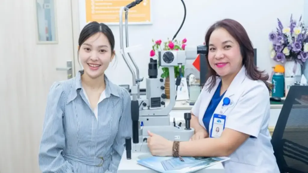 Mùa hè của những cột mốc: Tốt nghiệp, nhập học và thoát cận
