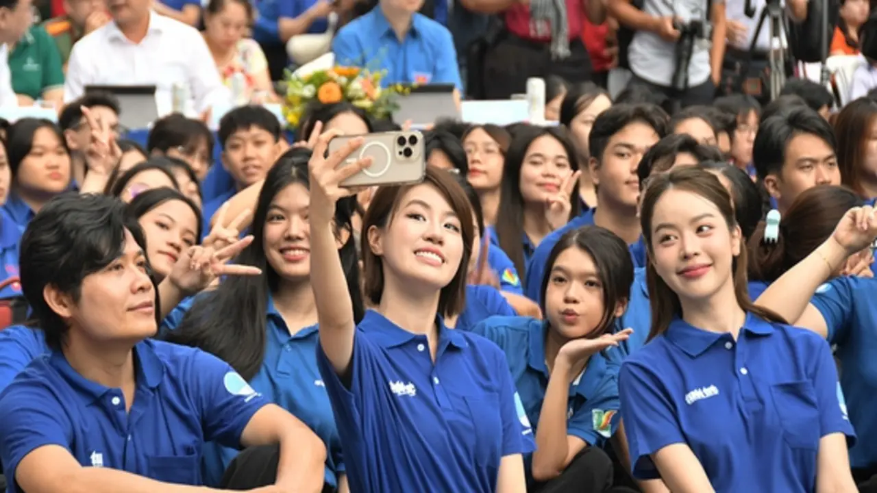 'Mùa hè số' của thanh niên tình nguyện: Mang AI gõ cửa từng nhà