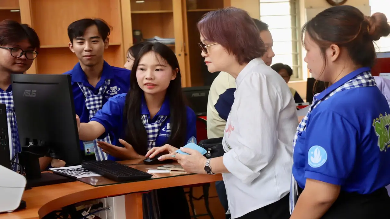 'Mùa hè số' hỗ trợ người dân cài ứng dụng, làm thủ tục trực tuyến
