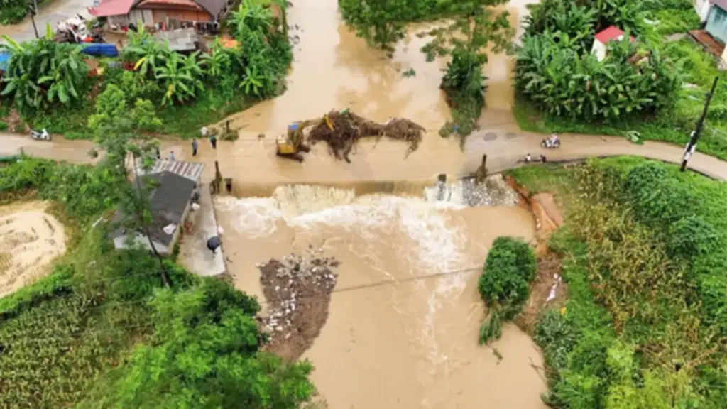 Mưa lớn gây sạt lở, chia cắt giao thông ở Thái Nguyên, nguy cơ lũ lên báo động 2