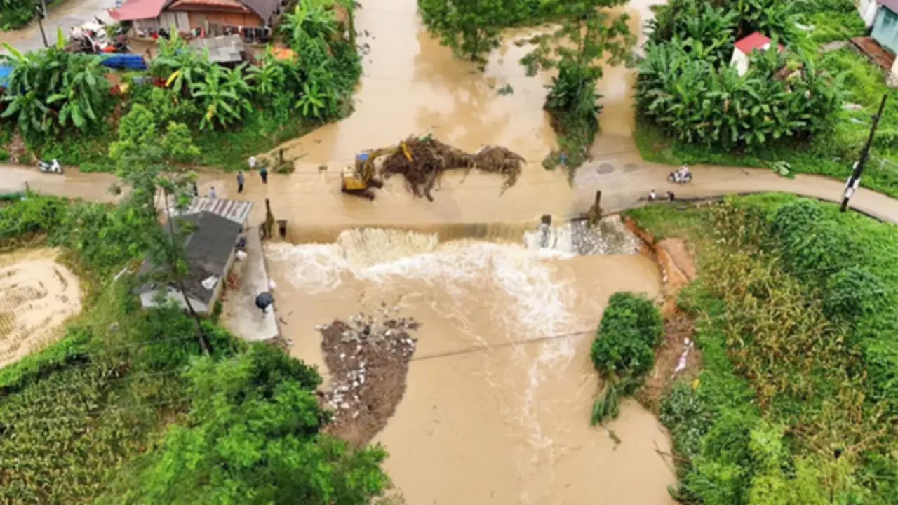 Mưa lớn gây sạt lở, chia cắt giao thông ở Thái Nguyên, nguy cơ lũ lên báo động 2